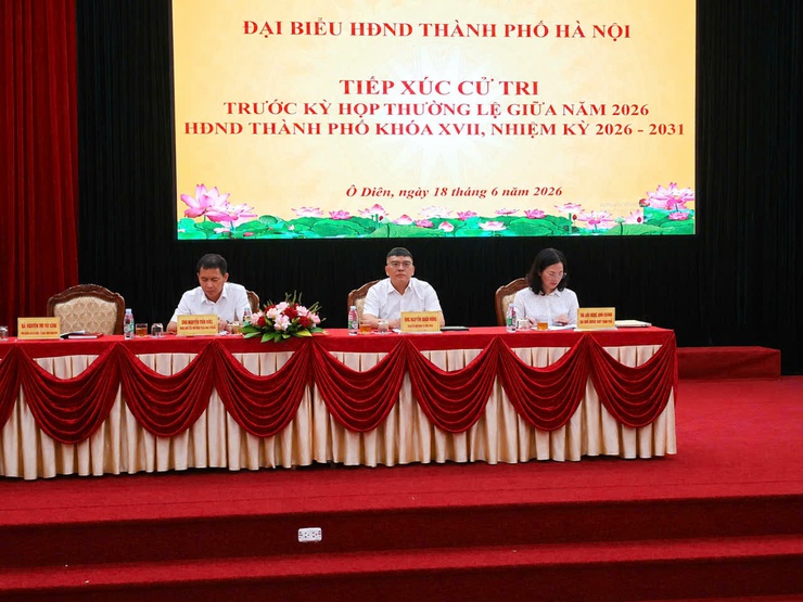 Chủ tịch UBND xã Nguyễn Quý Mạnh tham dự buổi tiếp xúc với cử tri của đại biểu HĐND thành phố Hà Nội.- Ảnh 1.