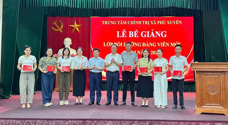 Lễ tốt nghiệp lớp bồi dưỡng lý luận chính trị cho đảng viên mới được kết nạp đợt I năm 2026 - ảnh 2