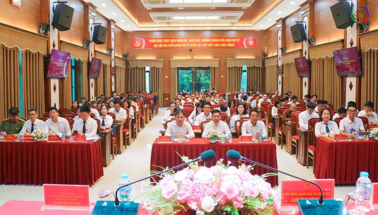 Quốc Oai tổ chức hội nghị xin ý kiến các đồng chí lãnh đạo chủ chốt qua các thời kỳ về Đề án sắp xếp lại chi bộ thôn trên địa bàn xã- Ảnh 1.