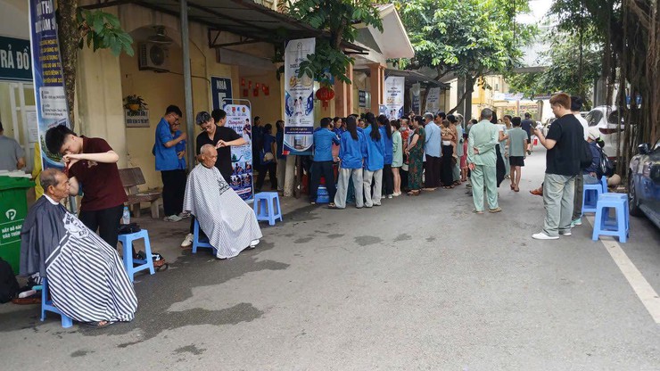 Đoàn xã Hòa Phú: Hoạt động cắt tóc miễn phí và nồi cháo, súp nghĩa tình năm 2026- Ảnh 3.