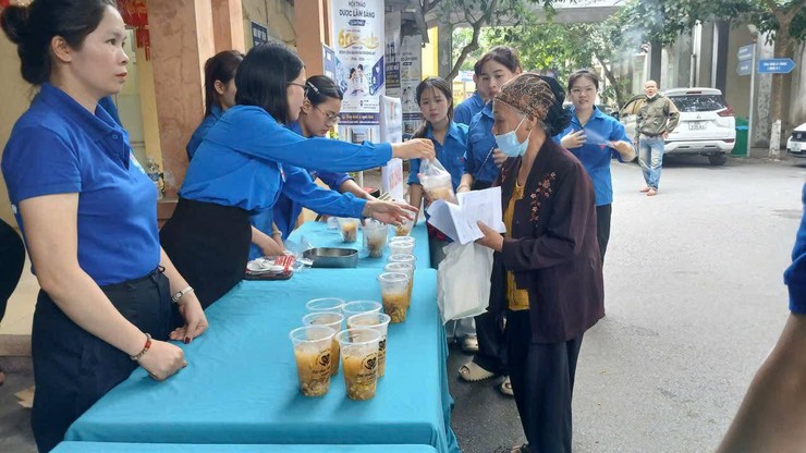 Đoàn xã Hòa Phú: Hoạt động cắt tóc miễn phí và nồi cháo, súp nghĩa tình năm 2026- Ảnh 4.
