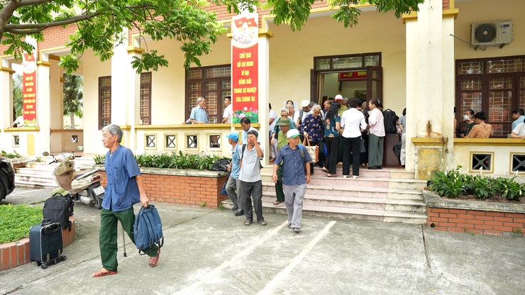 Xã Dương Hoà tổ chức gặp mặt, đưa đoàn người có công và thân nhân liệt sĩ đi điều dưỡng tại Trung tâm nuôi dưỡng và điều dưỡng người có công số 2 Hà Nội - Ảnh 4.