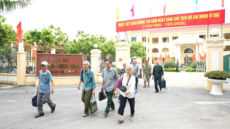 Xã Dương Hoà tổ chức gặp mặt, đưa đoàn người có công và thân nhân liệt sĩ đi điều dưỡng tại Trung tâm nuôi dưỡng và điều dưỡng người có công số 2 Hà Nội - Ảnh 5.