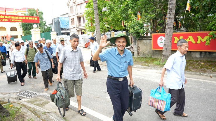Xã Dương Hoà tổ chức gặp mặt, đưa đoàn người có công và thân nhân liệt sĩ đi điều dưỡng tại Trung tâm nuôi dưỡng và điều dưỡng người có công số 2 Hà Nội - Ảnh 6.