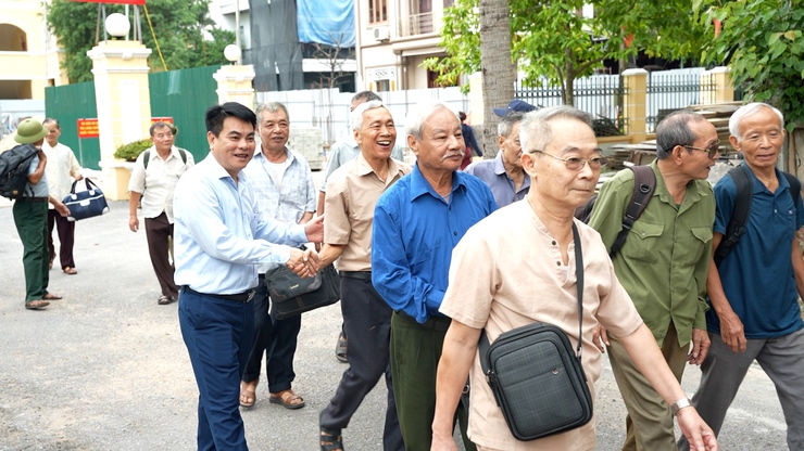Xã Dương Hoà tổ chức gặp mặt, đưa đoàn người có công và thân nhân liệt sĩ đi điều dưỡng tại Trung tâm nuôi dưỡng và điều dưỡng người có công số 2 Hà Nội - Ảnh 7.