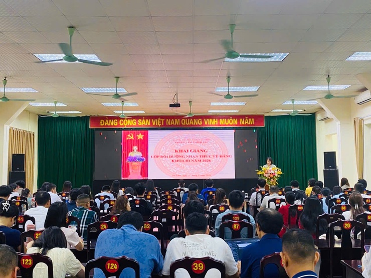 Trung tâm Chính trị phường Từ Liêm khai giảng lớp bồi dưỡng nhận thức về Đảng đợt 3 năm 2026 cho quần chúng ưu tú

- Ảnh 3.