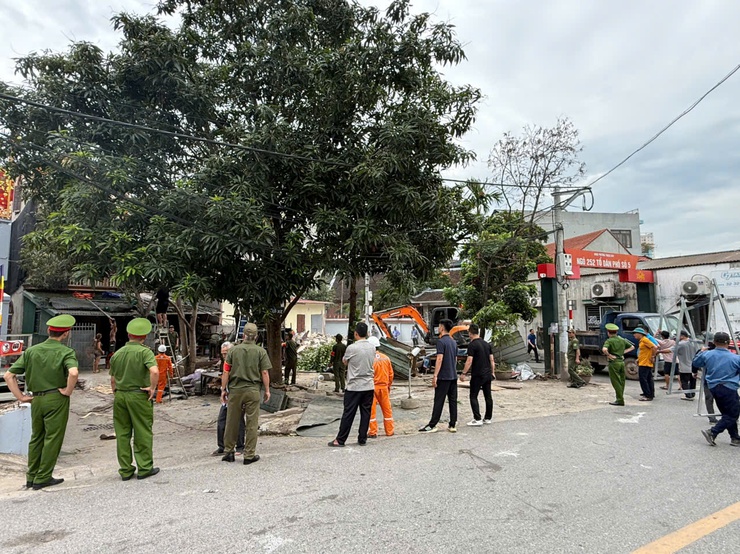 Phường Long Biên tổ chức thực hiện cưỡng chế buộc khắc phục hậu quả vi phạm về đất đai, trật tự xây dựng- Ảnh 1.