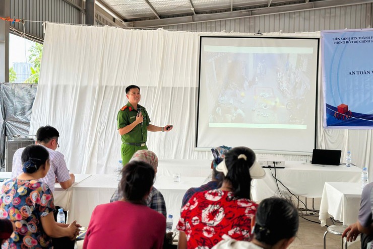 Tập huấn an toàn vệ sinh lao động, phòng chống cháy nổ cho các hộ kinh doanh tại Chợ Kim Lan- Ảnh 1.