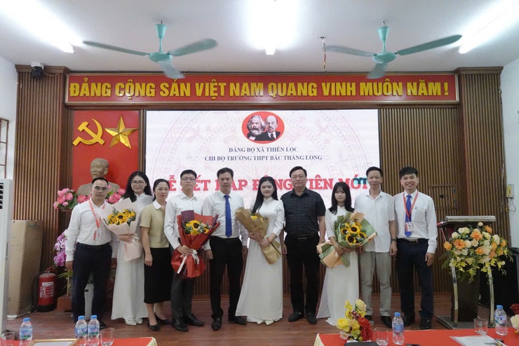 Trường THPT Bắc Thăng Long tổ chức Lễ kết nạp 04 đảng viên mới là học sinh ưu tú- Ảnh 5.