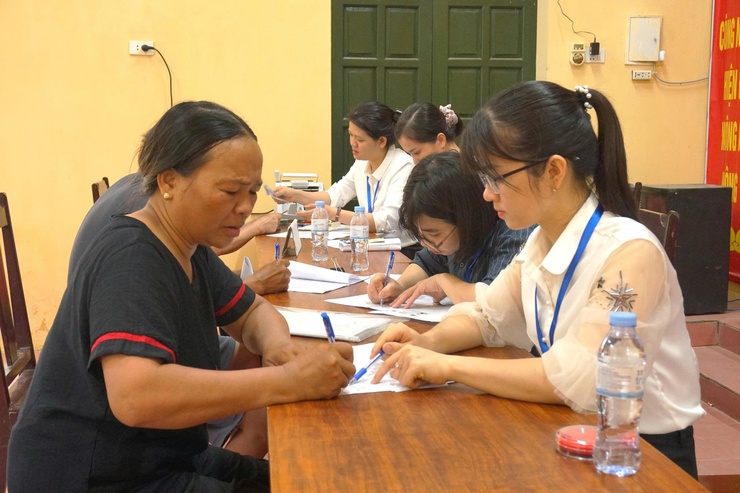Xã Hoà Phú chi trả gần 2,4 tỷ đồng kinh phí bồi thường, hỗ trợ giải phóng mặt bằng- Ảnh 1.
