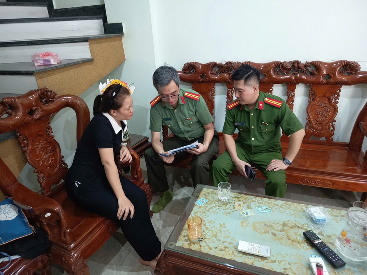 Công an xã Phú Nghĩa ra quân tuyên truyền, vận động nhân dân bàn giao mặt bằng thực hiện Dự án nâng cấp, mở rộng Quốc lộ 6- Ảnh 4.