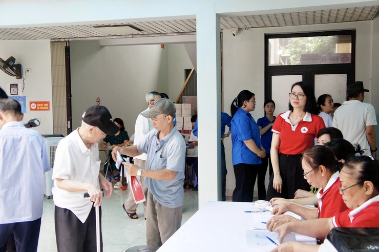 Phú Thượng tổ chức khám, chăm sóc sức khỏe, cấp thuốc tri ân các đối tượng chính sách nhân kỷ niệm 79 năm Ngày Thương binh - Liệt sĩ- Ảnh 7.