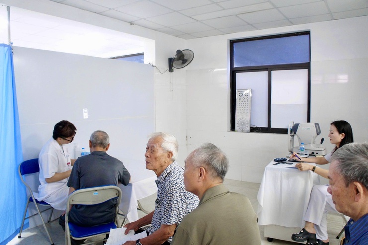 Phú Thượng tổ chức khám, chăm sóc sức khỏe, cấp thuốc tri ân các đối tượng chính sách nhân kỷ niệm 79 năm Ngày Thương binh - Liệt sĩ- Ảnh 9.