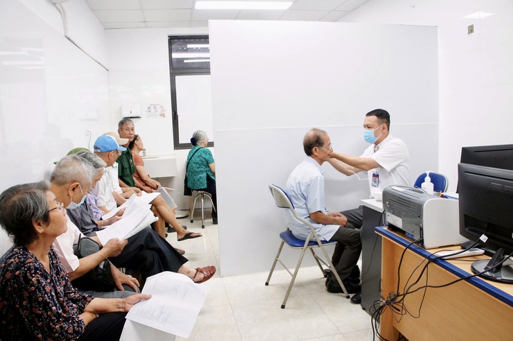 Phú Thượng tổ chức khám, chăm sóc sức khỏe, cấp thuốc tri ân các đối tượng chính sách nhân kỷ niệm 79 năm Ngày Thương binh - Liệt sĩ- Ảnh 8.