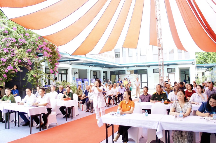 Phú Thượng tổ chức khám, chăm sóc sức khỏe, cấp thuốc tri ân các đối tượng chính sách nhân kỷ niệm 79 năm Ngày Thương binh - Liệt sĩ- Ảnh 1.