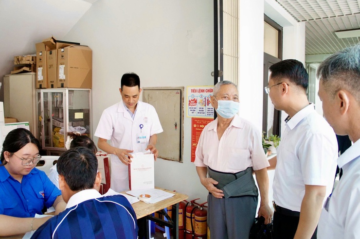 Phú Thượng tổ chức khám, chăm sóc sức khỏe, cấp thuốc tri ân các đối tượng chính sách nhân kỷ niệm 79 năm Ngày Thương binh - Liệt sĩ- Ảnh 10.