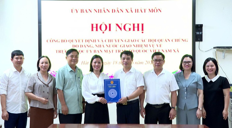 Chiều 18/6/2026, UBND xã Hát Môn tổ chức Hội nghị chuyển giao các Hội do Đảng, Nhà nước giao nhiệm vụ trên địa bàn xã về trực thuộc Ủy ban MTTQ Việt Nam xã Hát Môn và triển khai một số nhiệm vụ.- Ảnh 1.