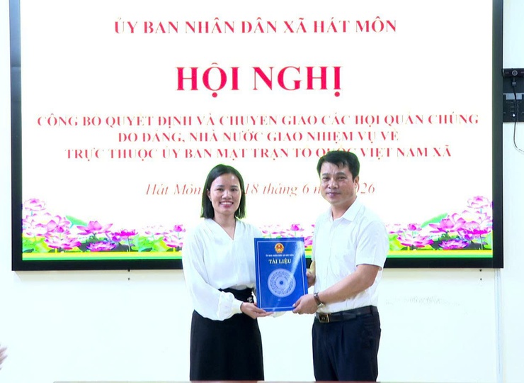 Chiều 18/6/2026, UBND xã Hát Môn tổ chức Hội nghị chuyển giao các Hội do Đảng, Nhà nước giao nhiệm vụ trên địa bàn xã về trực thuộc Ủy ban MTTQ Việt Nam xã Hát Môn và triển khai một số nhiệm vụ.- Ảnh 3.