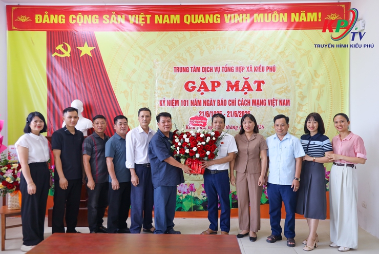 Những tình cảm trận trọng của các Phòng, Ban cơ quan xã Kiều Phú dành cho đội ngũ làm công tác thông tin tuyên truyền nhân kỷ niệm 101 năm ngày báo chí cách mạng Việt Nam- Ảnh 1.