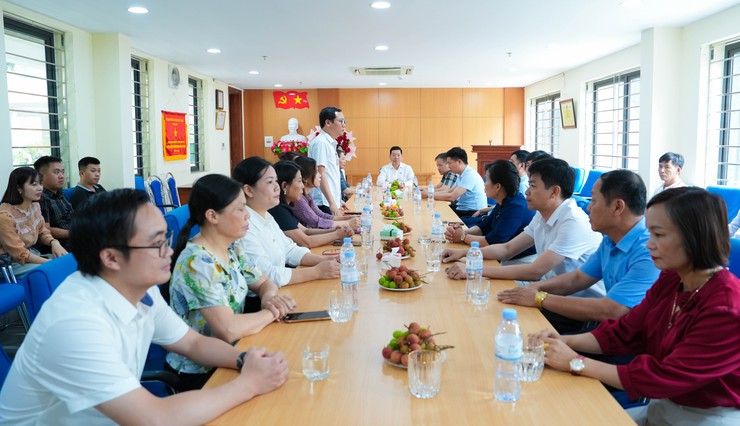 Lãnh đạo xã Quốc Oai chúc mừng đội ngũ làm công tác báo chí, truyền thông nhân kỷ niệm 101 năm Ngày Báo chí Cách mạng Việt Nam- Ảnh 1.