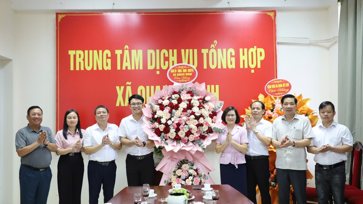 CÁC ĐỒNG CHÍ LÃNH ĐẠO ĐẢNG UỶ- HĐND- UBND – UBMTTQ XÃ QUANG MINH THĂM, CHÚC MỪNG TRUNG TÂM DỊCH VỤ TỔNG HỢP XÃ NHÂN KỶ NIỆM 101 NĂM NGÀY BÁO CHÍ CÁCH MẠNG VIỆT NAM- Ảnh 1.