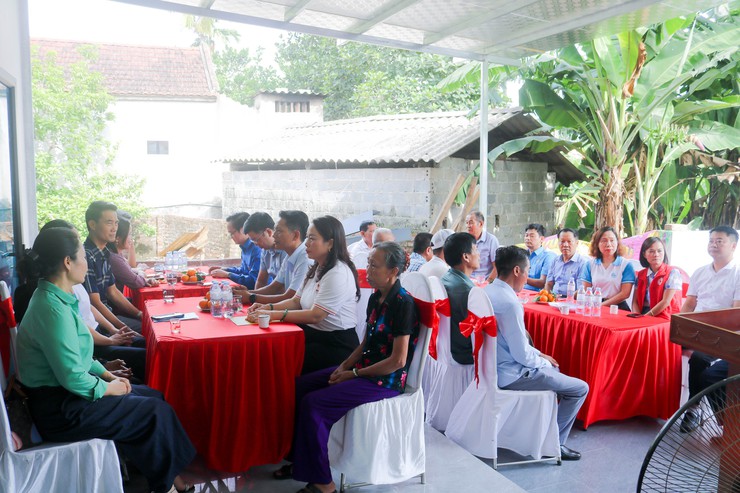 MTTQ xã Quốc Oai bàn giao nhà Đại đoàn kết cho gia đình vợ liệt sĩ có hoàn cảnh khó khăn- Ảnh 1.