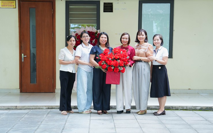 Lãnh đạo xã Quốc Oai chúc mừng đội ngũ làm công tác báo chí, truyền thông nhân kỷ niệm 101 năm Ngày Báo chí Cách mạng Việt Nam- Ảnh 10.
