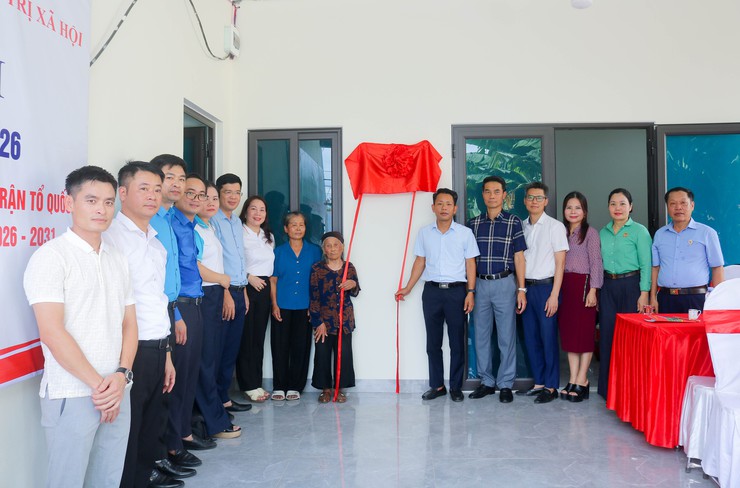 MTTQ xã Quốc Oai bàn giao nhà Đại đoàn kết cho gia đình vợ liệt sĩ có hoàn cảnh khó khăn- Ảnh 10.