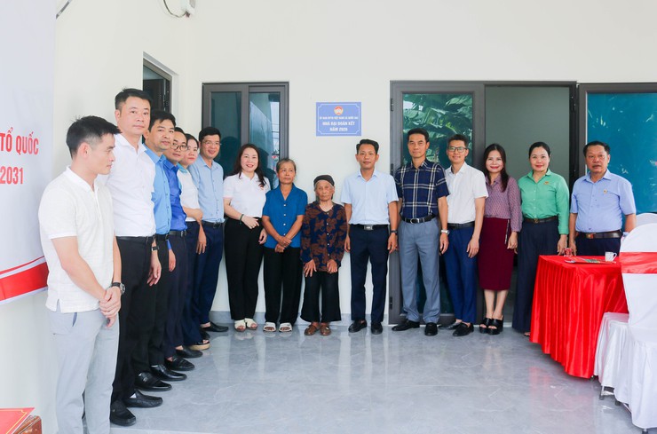MTTQ xã Quốc Oai bàn giao nhà Đại đoàn kết cho gia đình vợ liệt sĩ có hoàn cảnh khó khăn- Ảnh 11.