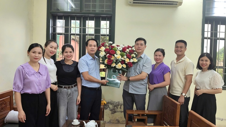 Lãnh đạo xã Đoài Phương chúc mừng Tổ Thông tin tuyên truyền nhân kỷ niệm 101 năm Ngày Báo chí Cách mạng Việt Nam- Ảnh 1.