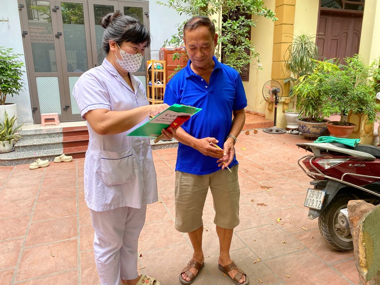 Phun hóa chất diệt muỗi chủ động tại khu vực ổ dịch sốt xuất huyết cũ- Ảnh 2.