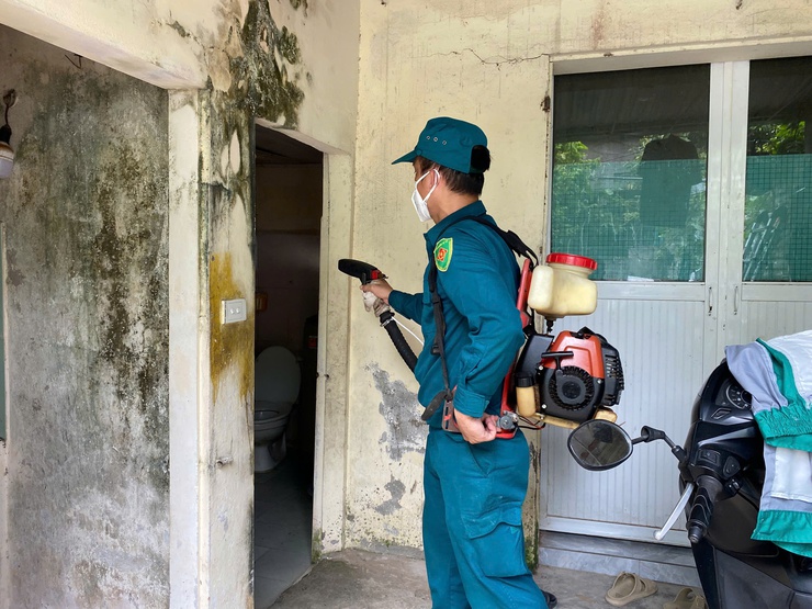 Phun hóa chất diệt muỗi chủ động tại khu vực ổ dịch sốt xuất huyết cũ- Ảnh 4.
