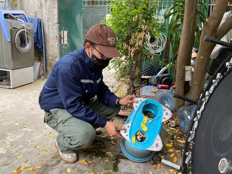 Phun hóa chất diệt muỗi chủ động tại khu vực ổ dịch sốt xuất huyết cũ- Ảnh 3.