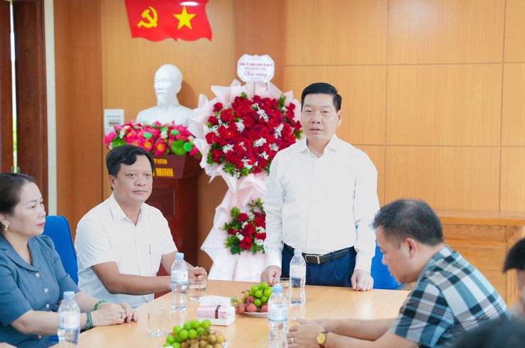 Lãnh đạo xã Quốc Oai chúc mừng đội ngũ làm công tác báo chí, truyền thông nhân kỷ niệm 101 năm Ngày Báo chí Cách mạng Việt Nam- Ảnh 6.