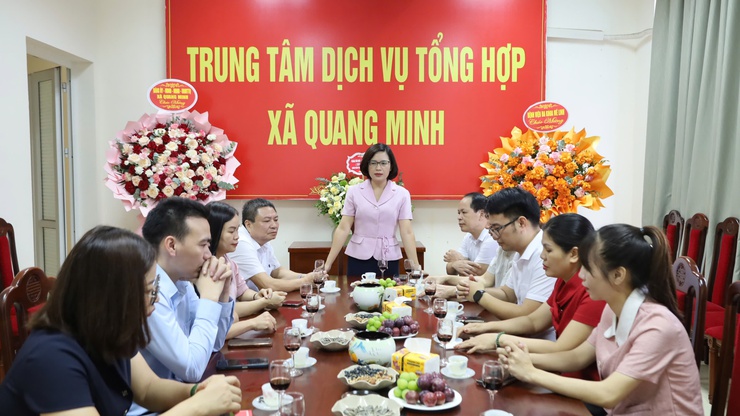 CÁC ĐỒNG CHÍ LÃNH ĐẠO ĐẢNG UỶ- HĐND- UBND – UBMTTQ XÃ QUANG MINH THĂM, CHÚC MỪNG TRUNG TÂM DỊCH VỤ TỔNG HỢP XÃ NHÂN KỶ NIỆM 101 NĂM NGÀY BÁO CHÍ CÁCH MẠNG VIỆT NAM- Ảnh 2.