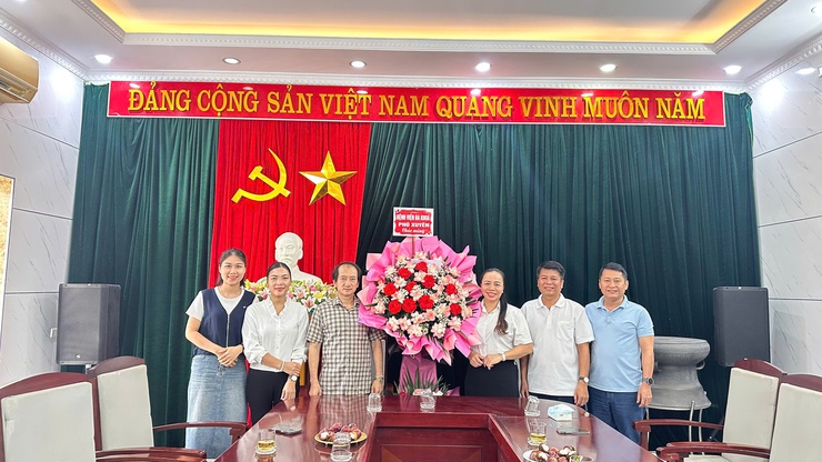 Lãnh đạo xã Phú Xuyên chúc mừng Trung tâm Dịch vụ tổng hợp nhân kỷ niệm 101 năm Ngày Báo chí Cách mạng Việt Nam- Ảnh 12.