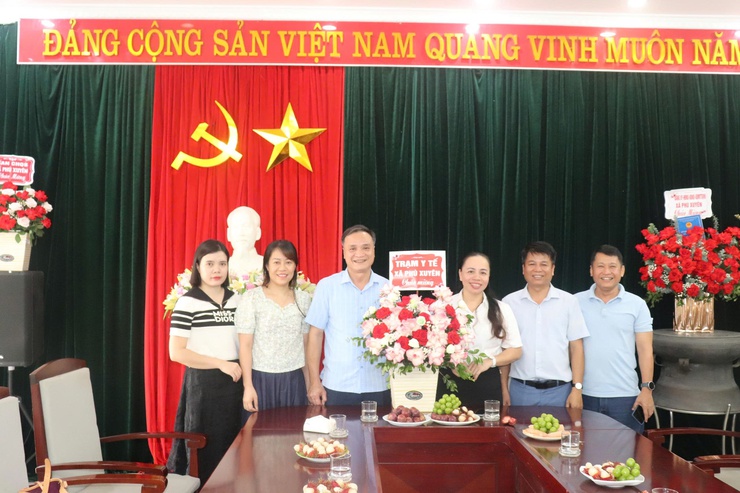 Lãnh đạo xã Phú Xuyên chúc mừng Trung tâm Dịch vụ tổng hợp nhân kỷ niệm 101 năm Ngày Báo chí Cách mạng Việt Nam- Ảnh 11.