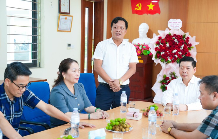 Lãnh đạo xã Quốc Oai chúc mừng đội ngũ làm công tác báo chí, truyền thông nhân kỷ niệm 101 năm Ngày Báo chí Cách mạng Việt Nam- Ảnh 7.