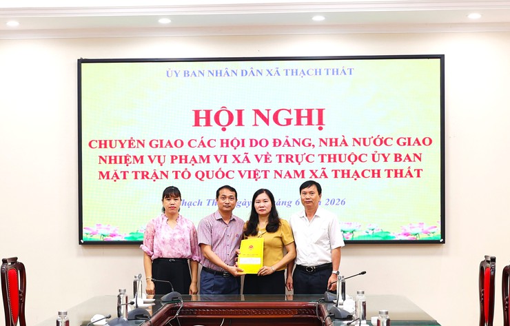 Hội nghị chuyển giao các hội do Đảng, Nhà nước giao nhiệm vụ về trực thuộc Ủy ban MTTQ Việt Nam xã Thạch Thất- Ảnh 3.