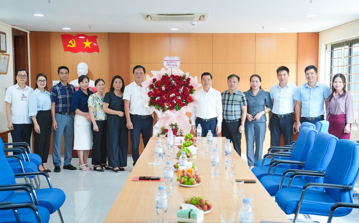 Lãnh đạo xã Quốc Oai chúc mừng đội ngũ làm công tác báo chí, truyền thông nhân kỷ niệm 101 năm Ngày Báo chí Cách mạng Việt Nam- Ảnh 2.