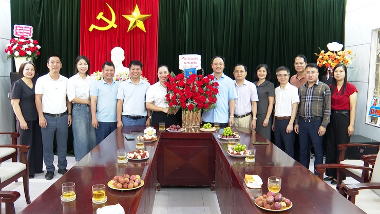 Lãnh đạo xã Phú Xuyên chúc mừng Trung tâm Dịch vụ tổng hợp nhân kỷ niệm 101 năm Ngày Báo chí Cách mạng Việt Nam- Ảnh 2.