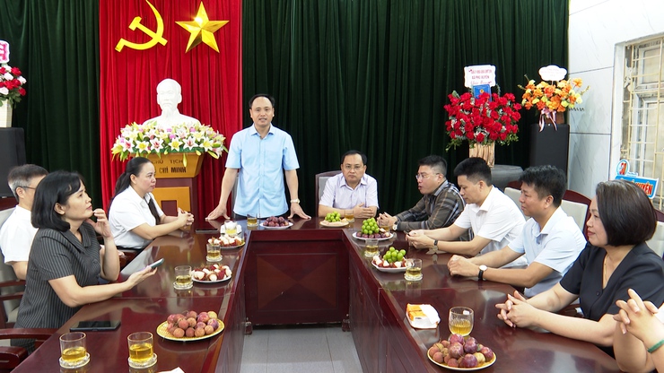 Lãnh đạo xã Phú Xuyên chúc mừng Trung tâm Dịch vụ tổng hợp nhân kỷ niệm 101 năm Ngày Báo chí Cách mạng Việt Nam- Ảnh 1.
