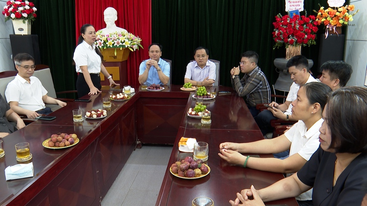 Lãnh đạo xã Phú Xuyên chúc mừng Trung tâm Dịch vụ tổng hợp nhân kỷ niệm 101 năm Ngày Báo chí Cách mạng Việt Nam- Ảnh 9.