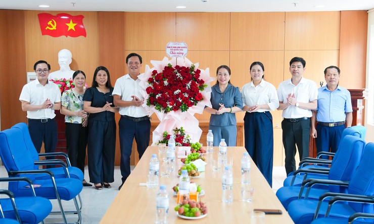 Lãnh đạo xã Quốc Oai chúc mừng đội ngũ làm công tác báo chí, truyền thông nhân kỷ niệm 101 năm Ngày Báo chí Cách mạng Việt Nam- Ảnh 3.