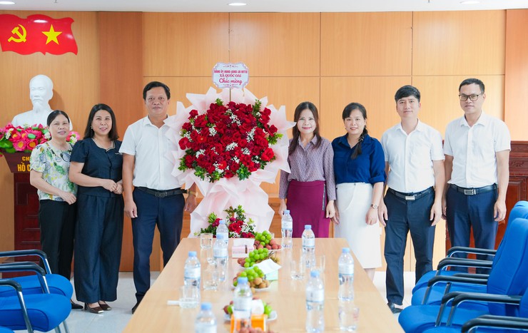 Lãnh đạo xã Quốc Oai chúc mừng đội ngũ làm công tác báo chí, truyền thông nhân kỷ niệm 101 năm Ngày Báo chí Cách mạng Việt Nam- Ảnh 4.