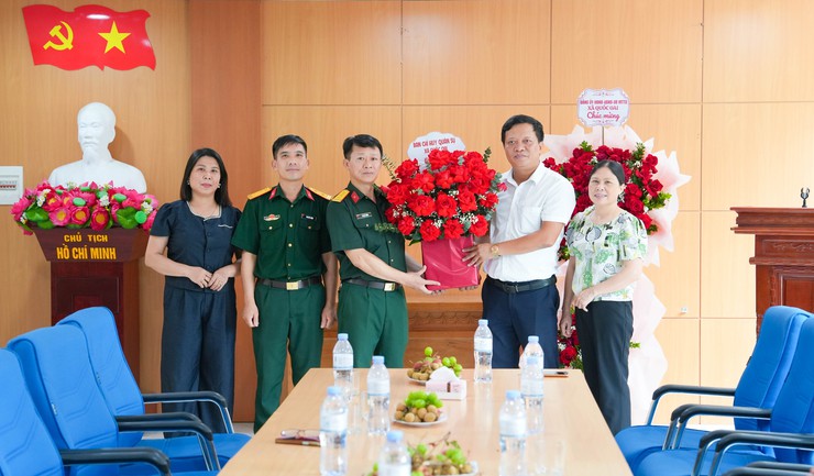 Lãnh đạo xã Quốc Oai chúc mừng đội ngũ làm công tác báo chí, truyền thông nhân kỷ niệm 101 năm Ngày Báo chí Cách mạng Việt Nam- Ảnh 5.