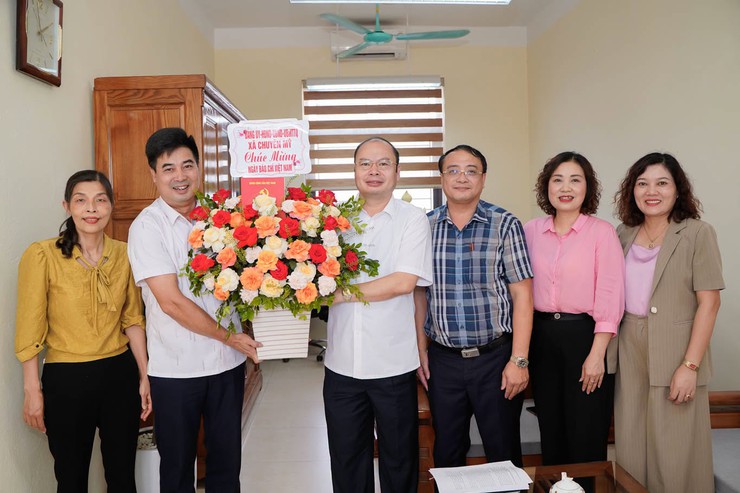 Các đồng chí lãnh đạo xã chúc mừng Trung tâm Dịch vụ tổng hợp nhân kỷ niệm 101 năm Ngày Báo chí Cách mạng Việt Nam- Ảnh 1.