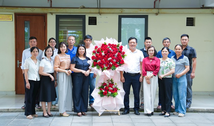 Lãnh đạo xã Quốc Oai chúc mừng đội ngũ làm công tác báo chí, truyền thông nhân kỷ niệm 101 năm Ngày Báo chí Cách mạng Việt Nam- Ảnh 9.