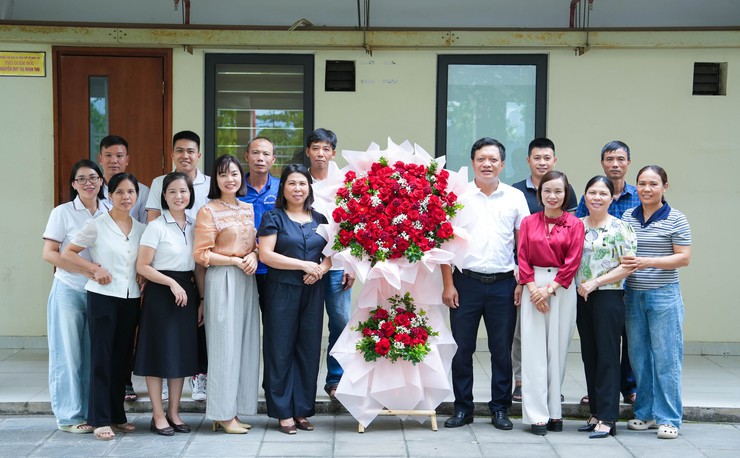 Lãnh đạo xã Quốc Oai chúc mừng đội ngũ làm công tác báo chí, truyền thông nhân kỷ niệm 101 năm Ngày Báo chí Cách mạng Việt Nam- Ảnh 8.