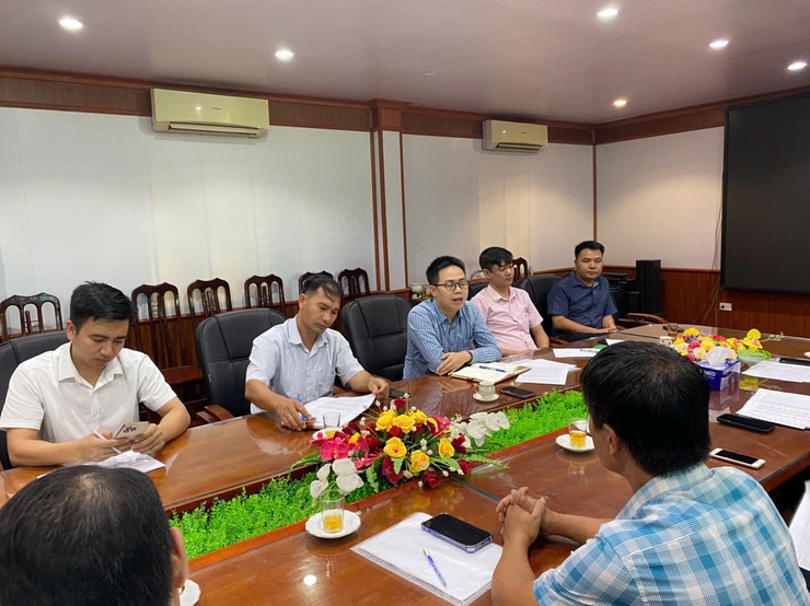 LÃNH ĐẠO NHCSXH PHÒNG GIAO DỊCH MỸ ĐỨC LÀM VIỆC VỚI CÁC TỔ CHỨC CHÍNH TRỊ - XÃ HỘI VỀ ĐỊNH HƯỚNG SẮP XẾP, KIỆN TOÀN TỔ TIẾT KIỆM VÀ VAY VỐN SAU SẮP XẾP TỔ CHỨC LẠI THÔN.- Ảnh 1.